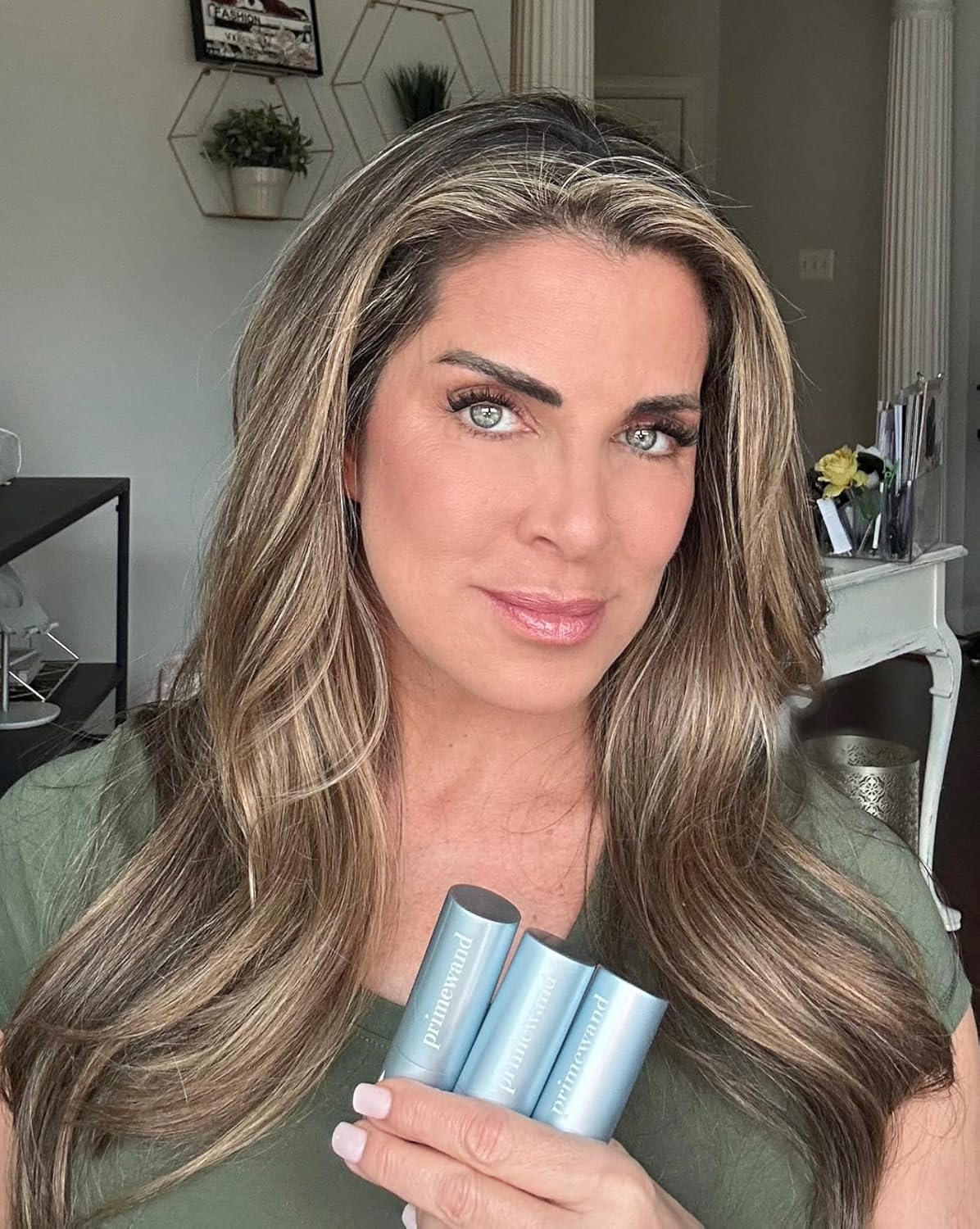 PrimeWand Pearl Stunning & Natural Pro-Age Makeup Highlighter Stick for Mature Women Infused With Pearl Extract