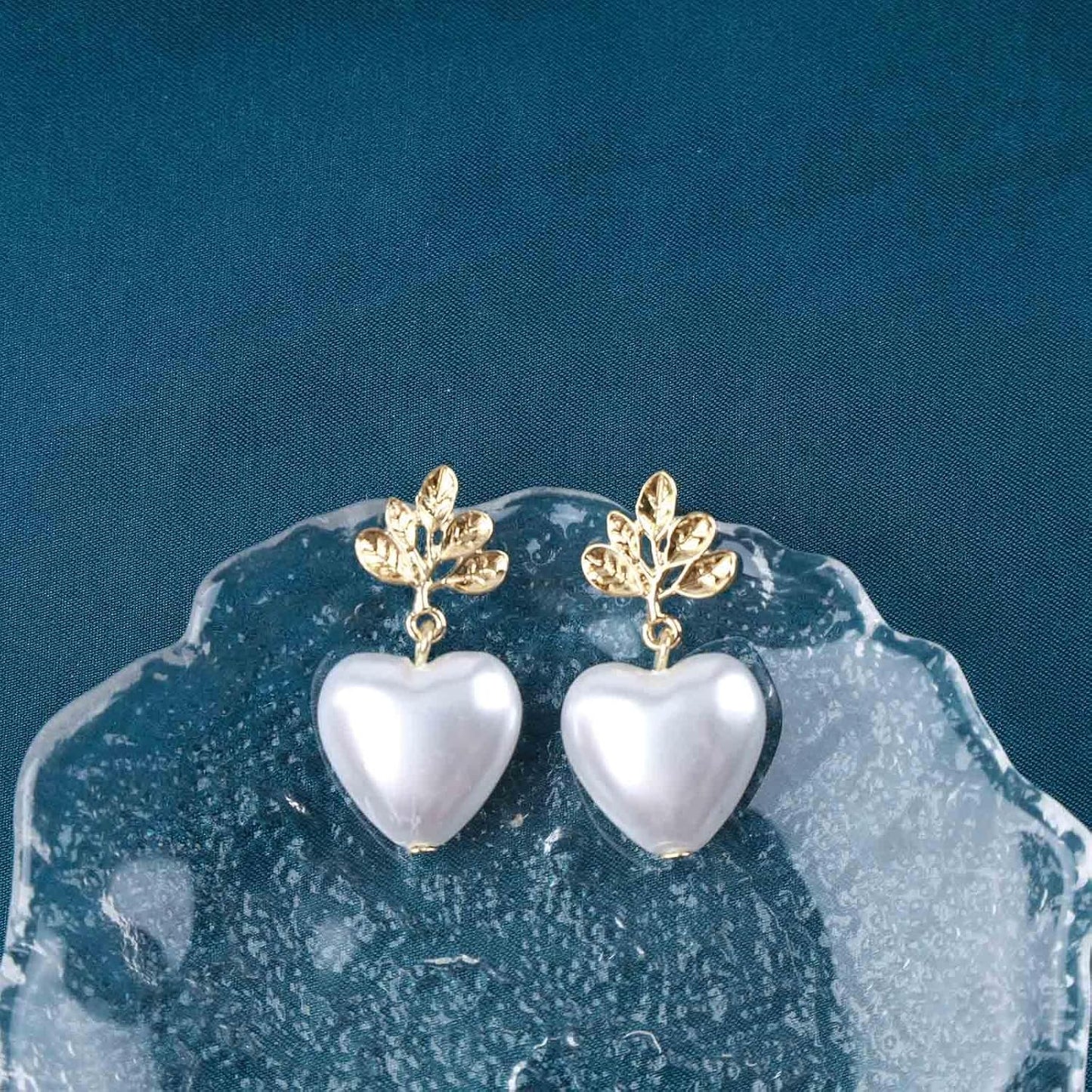 Vintage Pearl Heart Drop Earrings Gold Leaf Pearl Earrings White Pearl Heart Earrings Bridal Pearl Stud Earrings Jewelry for Women