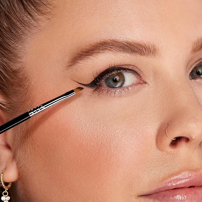 Sigma Beauty Professional E06 Eye Liner Brush – Fine Angled Eyeliner Brush with Pointed Tip for Meticulously Applying Gel and Liquid Eyeliner, For Cat Eyeliner & Winged Liner (1 Brush)
